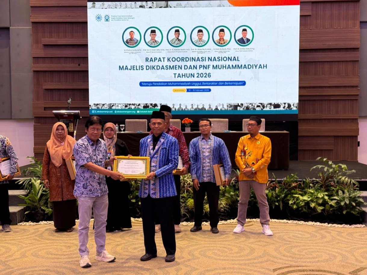 SMP Muhammadiyah Merauke Raih Penghargaan Sekolah Prestasi SPMB di Rakornas Makassar